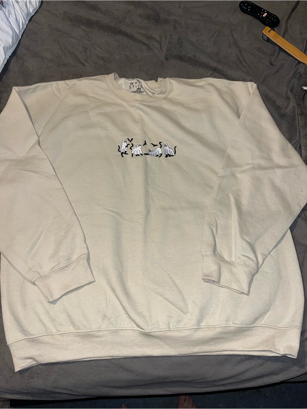 Cream Crewneck Sweatshirt with Playful Cat Embroidery